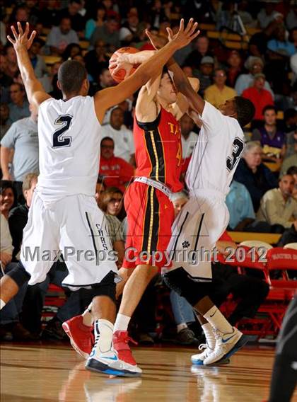 Thumbnail 3 in Loyola vs. Taft (Nike Extravaganza) photogallery.
