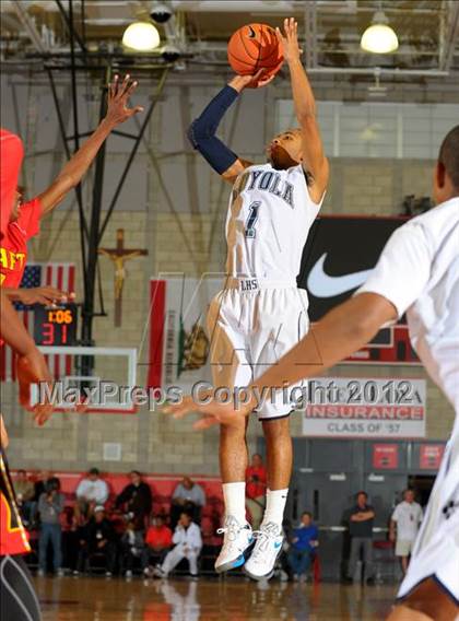 Thumbnail 2 in Loyola vs. Taft (Nike Extravaganza) photogallery.