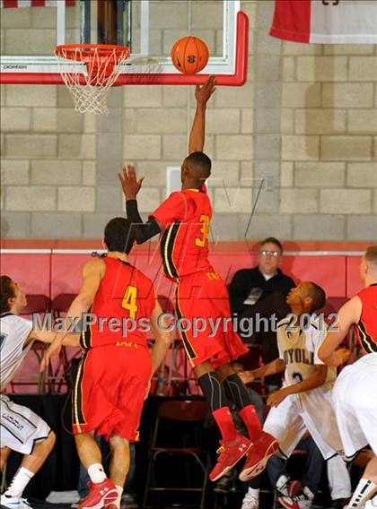 Thumbnail 1 in Loyola vs. Taft (Nike Extravaganza) photogallery.