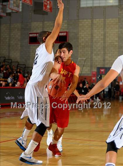 Thumbnail 3 in Loyola vs. Taft (Nike Extravaganza) photogallery.