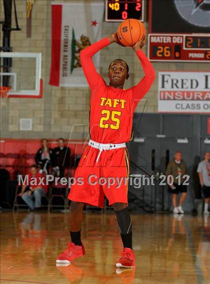 Thumbnail 2 in Loyola vs. Taft (Nike Extravaganza) photogallery.