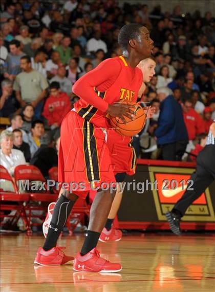 Thumbnail 2 in Loyola vs. Taft (Nike Extravaganza) photogallery.