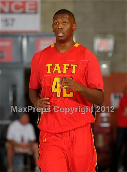 Thumbnail 1 in Loyola vs. Taft (Nike Extravaganza) photogallery.
