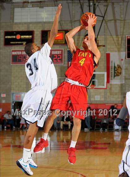 Thumbnail 2 in Loyola vs. Taft (Nike Extravaganza) photogallery.
