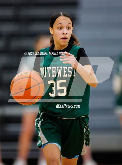 Thumbnail 3 in Lincoln Southwest vs Lincoln East photogallery.