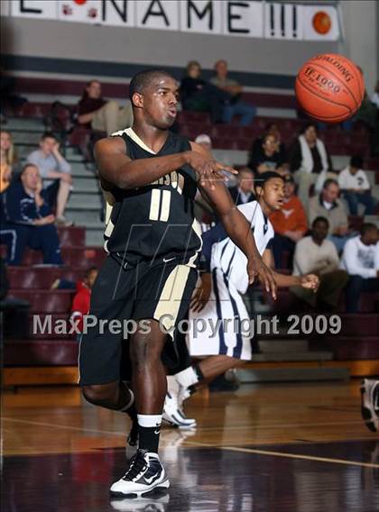 Thumbnail 3 in Little Elm vs Denison (Sherman Holiday Tournament) photogallery.
