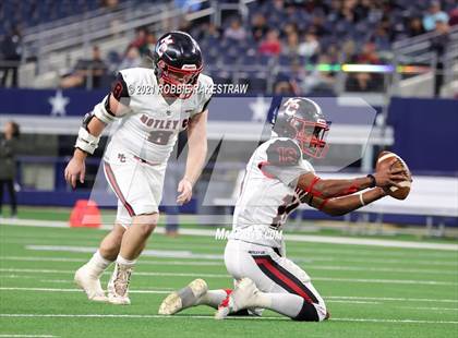 Thumbnail 2 in Motley County vs. Strawn (UIL Football 1A D2 Finals) photogallery.