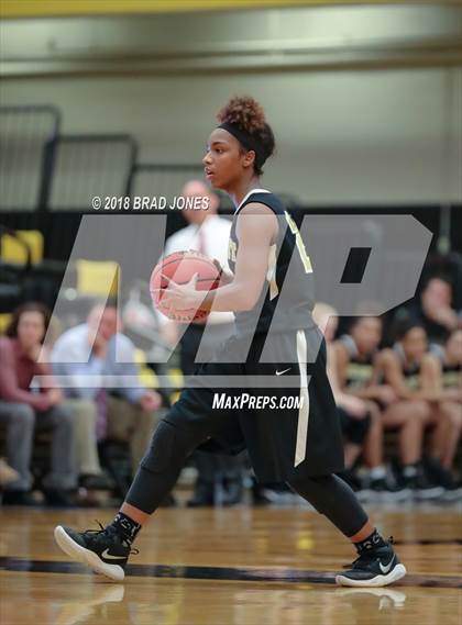 Thumbnail 2 in Hendersonville vs Mount Juliet (TSSAA District 9-AAA Quarterfinal) photogallery.