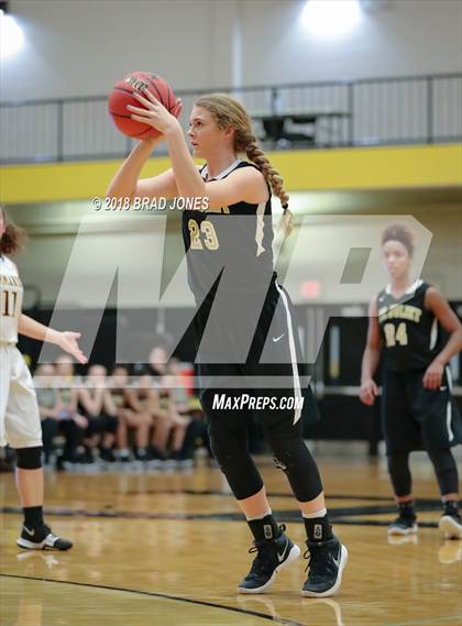 Thumbnail 2 in Hendersonville vs Mount Juliet (TSSAA District 9-AAA Quarterfinal) photogallery.
