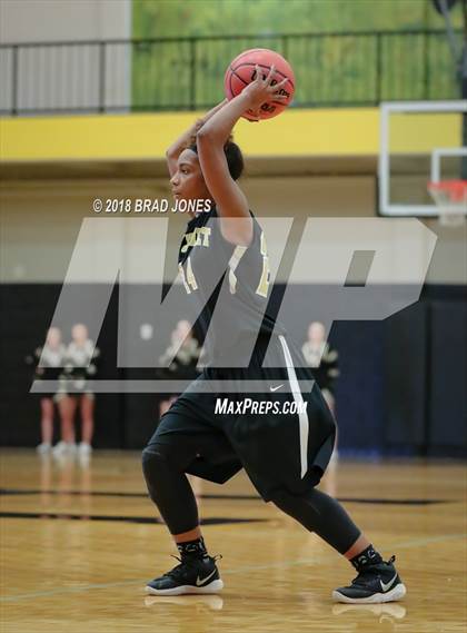 Thumbnail 2 in Hendersonville vs Mount Juliet (TSSAA District 9-AAA Quarterfinal) photogallery.
