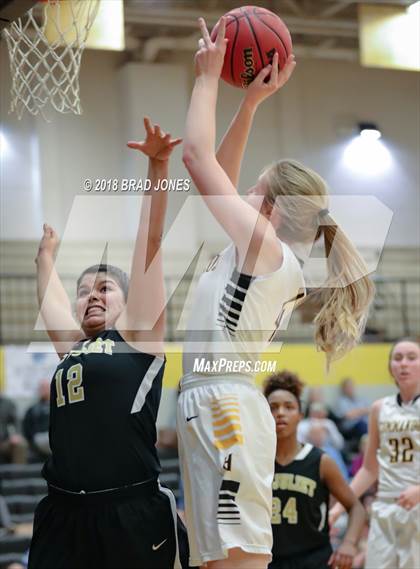 Thumbnail 2 in Hendersonville vs Mount Juliet (TSSAA District 9-AAA Quarterfinal) photogallery.