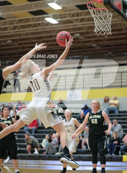 Thumbnail 2 in Hendersonville vs Mount Juliet (TSSAA District 9-AAA Quarterfinal) photogallery.