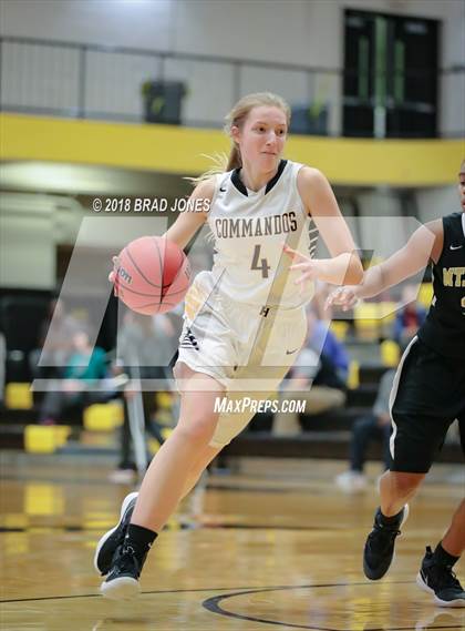 Thumbnail 3 in Hendersonville vs Mount Juliet (TSSAA District 9-AAA Quarterfinal) photogallery.