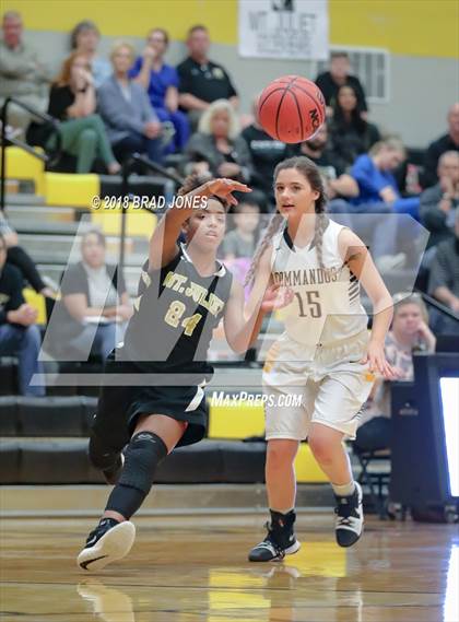 Thumbnail 2 in Hendersonville vs Mount Juliet (TSSAA District 9-AAA Quarterfinal) photogallery.