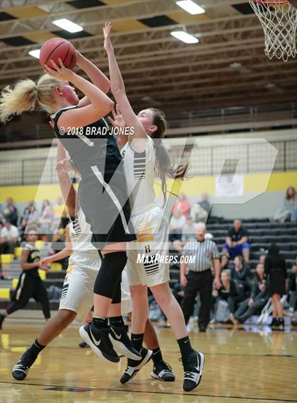 Thumbnail 3 in Hendersonville vs Mount Juliet (TSSAA District 9-AAA Quarterfinal) photogallery.