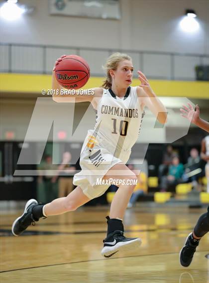 Thumbnail 3 in Hendersonville vs Mount Juliet (TSSAA District 9-AAA Quarterfinal) photogallery.