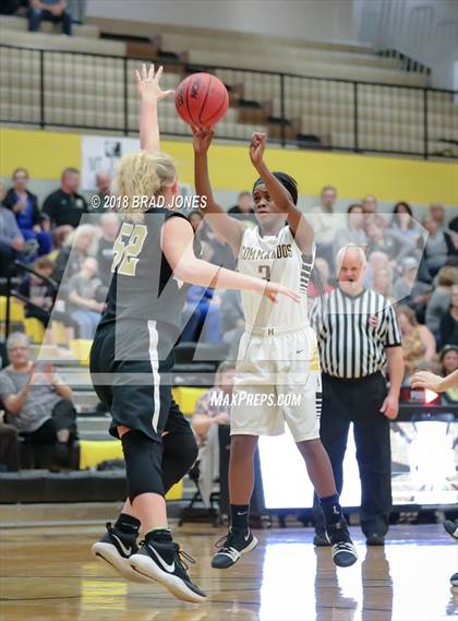 Thumbnail 2 in Hendersonville vs Mount Juliet (TSSAA District 9-AAA Quarterfinal) photogallery.