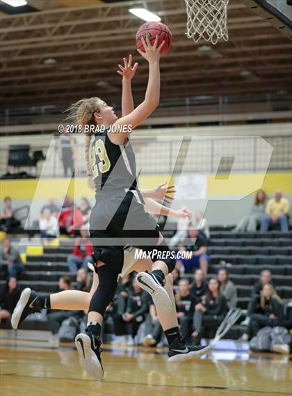 Thumbnail 3 in Hendersonville vs Mount Juliet (TSSAA District 9-AAA Quarterfinal) photogallery.
