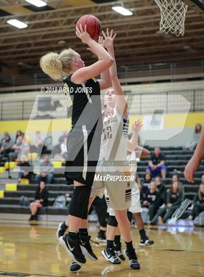 Thumbnail 1 in Hendersonville vs Mount Juliet (TSSAA District 9-AAA Quarterfinal) photogallery.