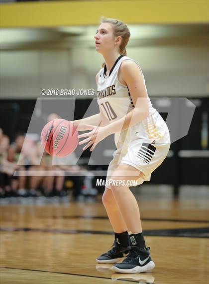 Thumbnail 3 in Hendersonville vs Mount Juliet (TSSAA District 9-AAA Quarterfinal) photogallery.