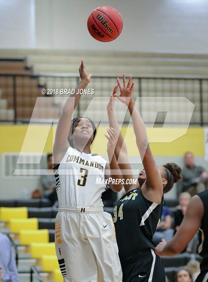 Thumbnail 2 in Hendersonville vs Mount Juliet (TSSAA District 9-AAA Quarterfinal) photogallery.