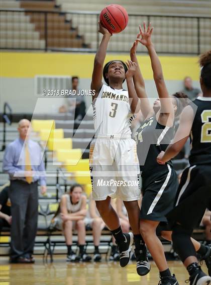 Thumbnail 1 in Hendersonville vs Mount Juliet (TSSAA District 9-AAA Quarterfinal) photogallery.