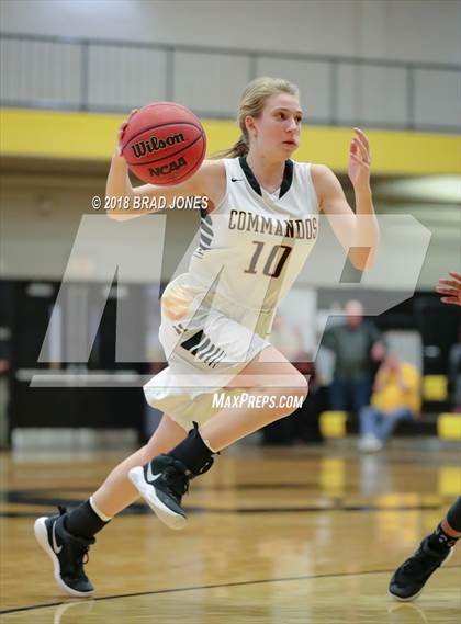 Thumbnail 2 in Hendersonville vs Mount Juliet (TSSAA District 9-AAA Quarterfinal) photogallery.