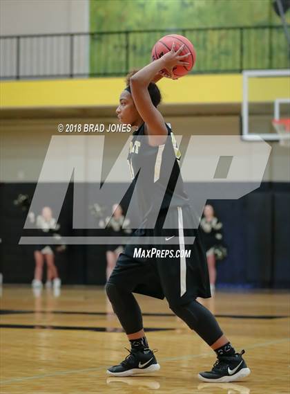 Thumbnail 2 in Hendersonville vs Mount Juliet (TSSAA District 9-AAA Quarterfinal) photogallery.