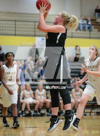 Thumbnail 2 in Hendersonville vs Mount Juliet (TSSAA District 9-AAA Quarterfinal) photogallery.