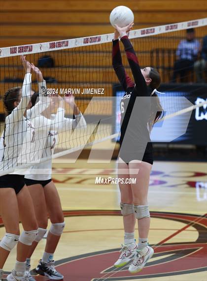 Thumbnail 3 in Palos Verdes vs. Oaks Christian photogallery.