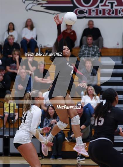 Thumbnail 2 in Palos Verdes vs. Oaks Christian photogallery.