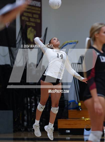 Thumbnail 2 in Palos Verdes vs. Oaks Christian photogallery.