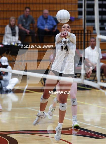 Thumbnail 2 in Palos Verdes vs. Oaks Christian photogallery.