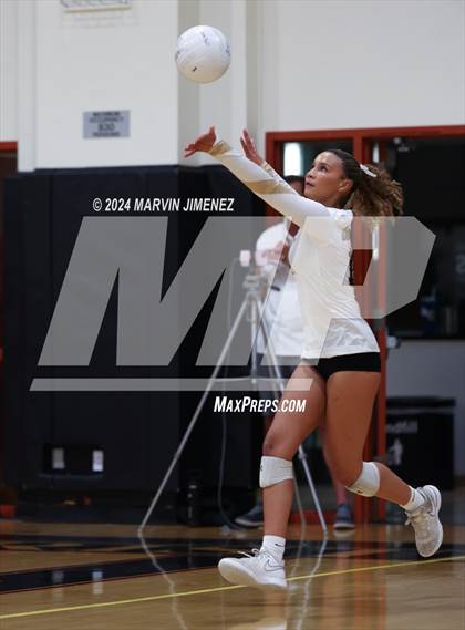 Thumbnail 1 in Palos Verdes vs. Oaks Christian photogallery.
