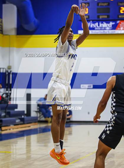 Thumbnail 2 in Wills Point vs. Howe (62'nd Leonard Holiday Tournament) photogallery.