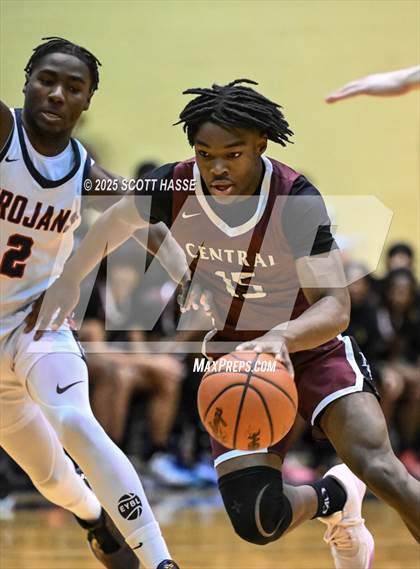Thumbnail 2 in Kalamazoo Central vs. East Lansing (MHSAA Div 1 Quad 1 Regional Final) photogallery.
