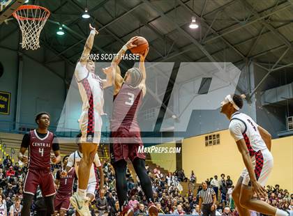 Thumbnail 3 in Kalamazoo Central vs. East Lansing (MHSAA Div 1 Quad 1 Regional Final) photogallery.