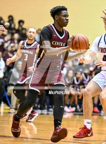 Thumbnail 3 in Kalamazoo Central vs. East Lansing (MHSAA Div 1 Quad 1 Regional Final) photogallery.