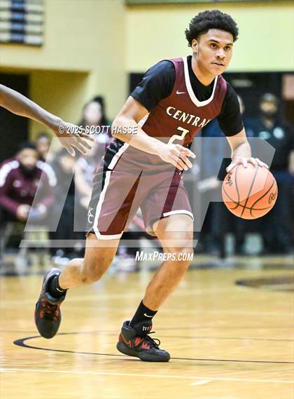 Thumbnail 1 in Kalamazoo Central vs. East Lansing (MHSAA Div 1 Quad 1 Regional Final) photogallery.