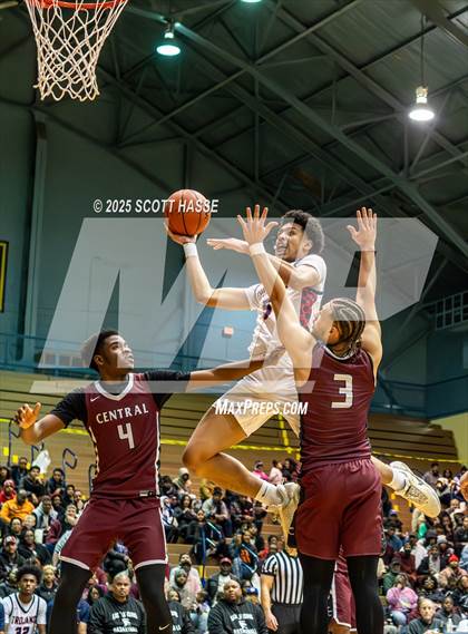 Thumbnail 1 in Kalamazoo Central vs. East Lansing (MHSAA Div 1 Quad 1 Regional Final) photogallery.