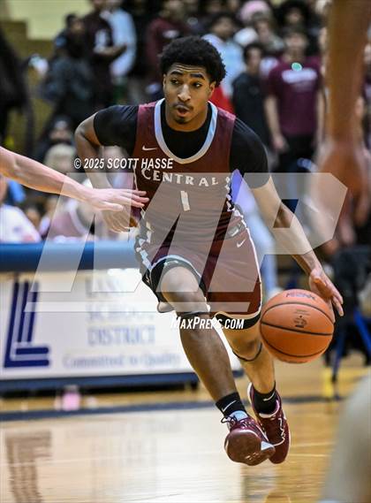 Thumbnail 2 in Kalamazoo Central vs. East Lansing (MHSAA Div 1 Quad 1 Regional Final) photogallery.