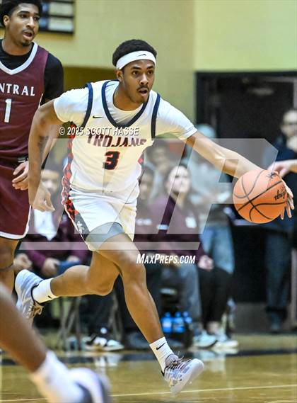 Thumbnail 3 in Kalamazoo Central vs. East Lansing (MHSAA Div 1 Quad 1 Regional Final) photogallery.