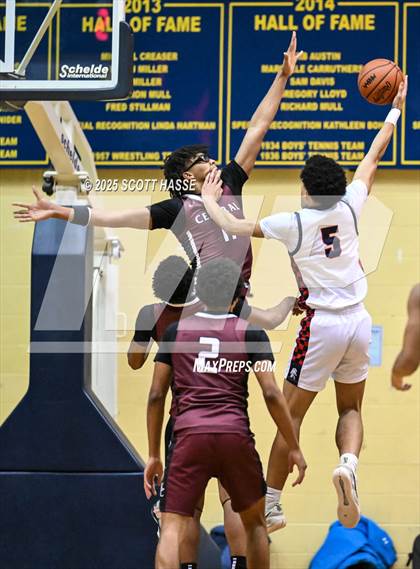 Thumbnail 2 in Kalamazoo Central vs. East Lansing (MHSAA Div 1 Quad 1 Regional Final) photogallery.