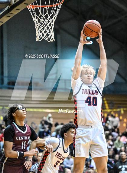 Thumbnail 1 in Kalamazoo Central vs. East Lansing (MHSAA Div 1 Quad 1 Regional Final) photogallery.