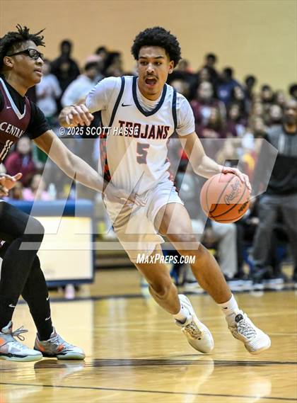 Thumbnail 2 in Kalamazoo Central vs. East Lansing (MHSAA Div 1 Quad 1 Regional Final) photogallery.