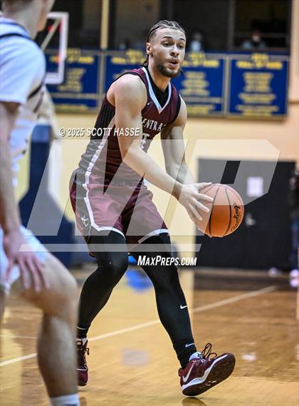 Thumbnail 2 in Kalamazoo Central vs. East Lansing (MHSAA Div 1 Quad 1 Regional Final) photogallery.
