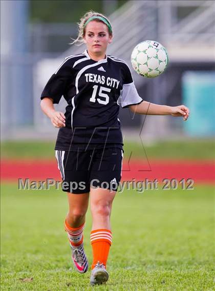 Thumbnail 1 in Santa Fe vs Texas City (Region III Sectional Playoff) photogallery.