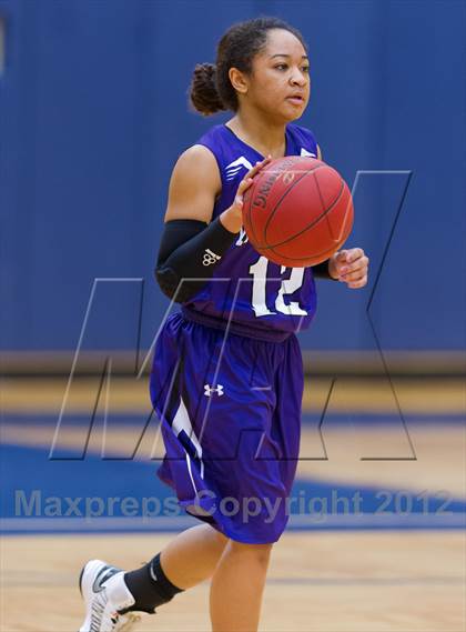 Thumbnail 3 in Warren vs. Holmes photogallery.