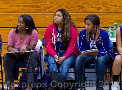 Thumbnail 3 in Warren vs. Holmes photogallery.