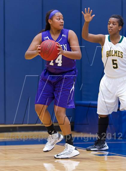 Thumbnail 3 in Warren vs. Holmes photogallery.
